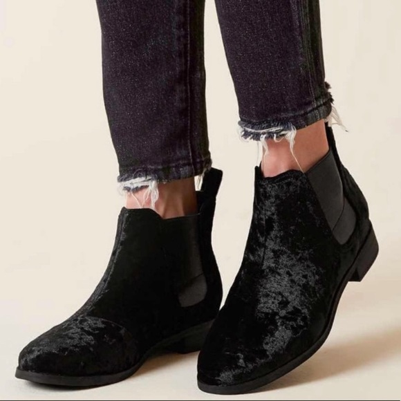 Women's TOMS Ella Black Velvet Ankle Booties 8 - Picture 1 of 6
